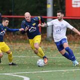 Mario Djordic (r) und sein FC Castrop-Rauxel gewannen gegen Yassine Bellahcen (l) und Kevin Wagener (M) mit 4:1.