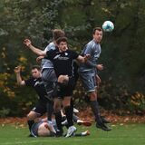 Der Einsatz stimmt: Sinsens Linus Waldner (r.) ist mit dem Kopf am Ball. Spielerisch bietet der TuS 05 gegen den SC Verl nicht genug.
