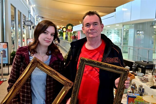 Pauline und Carsten Bieler wurden auf dem Antikmarkt im Marler Stern fündig.
