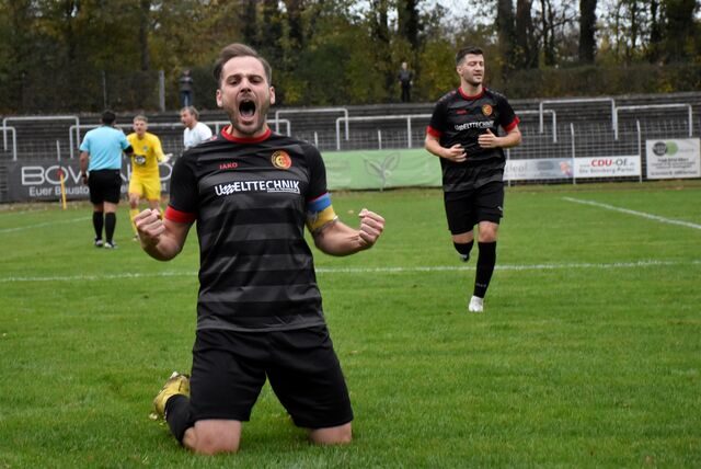 Emotionen pur: Kapitän und Top-Torjäger Stefan Oerterer erlöst die Spvgg. Erkenschwick kurz vor Schluss.