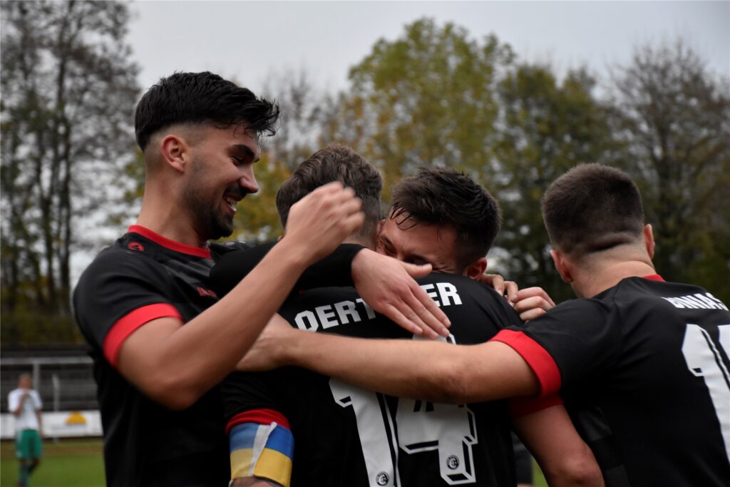 Stefan Oerterer wird von seinen Mannschaftskameraden für das entscheidende 2:0-Siegtore gefeiert. Stefan Oerterer wird von seinen Mannschaftskameraden für das entscheidende 2:0-Siegtore gefeiert.