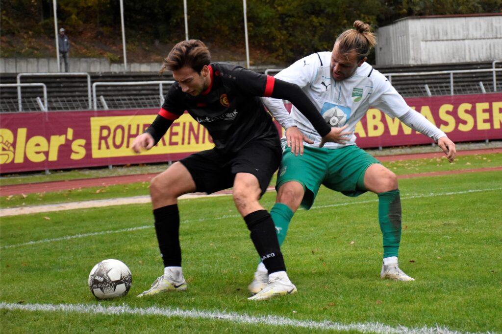 Philip Breilmann (l.) und die Spvgg. Erkenschwick hatten es mit einem zweikampfstarken Gegner aus Nottuln zutun. Philip Breilmann (l.) und die Spvgg. Erkenschwick hatten es mit einem zweikampfstarken Gegner aus Nottuln zutun.