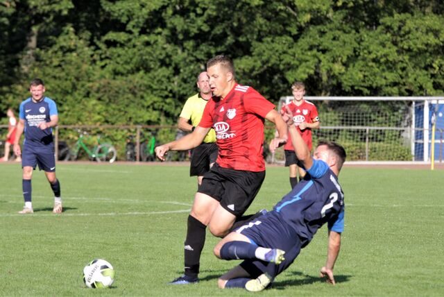 Distelns Philipp Müller (l.) zeigte sich gegen die DJK Wattenscheid einmal mehr in Torlaune.