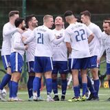 Safa Obi (M) genoss den Jubel seiner Mitspieler nach seinem Tor zum 2:0 sichtlich. Am Ende gewann der FC Castrop-Rauxel mit 4:1 gegen Schwerin.