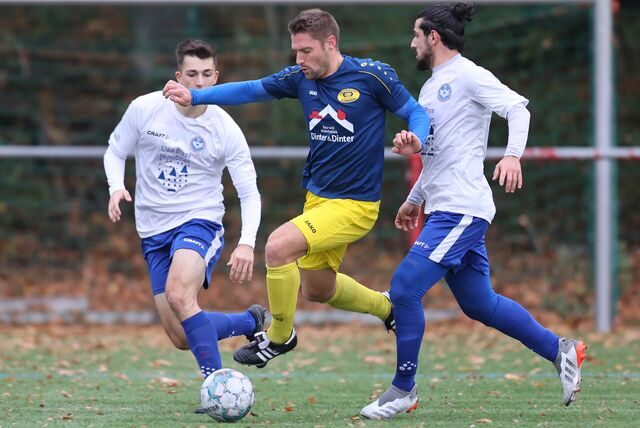 Stefan Fels (am Ball) und die Spvg Schwerin unterlagen im Bezirksliga-Derby beim FC Castrop-Rauxel mit 1:4.