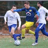 Stefan Fels (am Ball) und die Spvg Schwerin unterlagen im Bezirksliga-Derby beim FC Castrop-Rauxel mit 1:4.