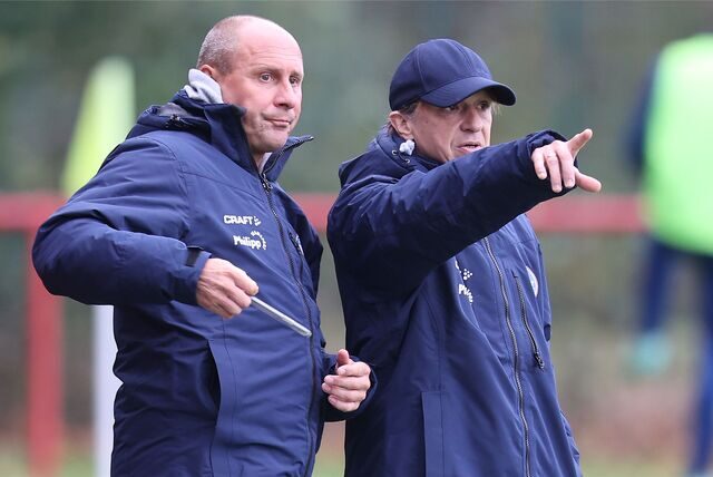 Michael Wurst (l), Coach des FC Castrop-Rauxel, mit seinem Trainerkollegen Dietmar Gaida.