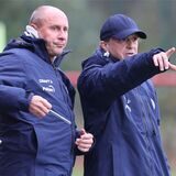 Michael Wurst (l), Coach des FC Castrop-Rauxel, mit seinem Trainerkollegen Dietmar Gaida.