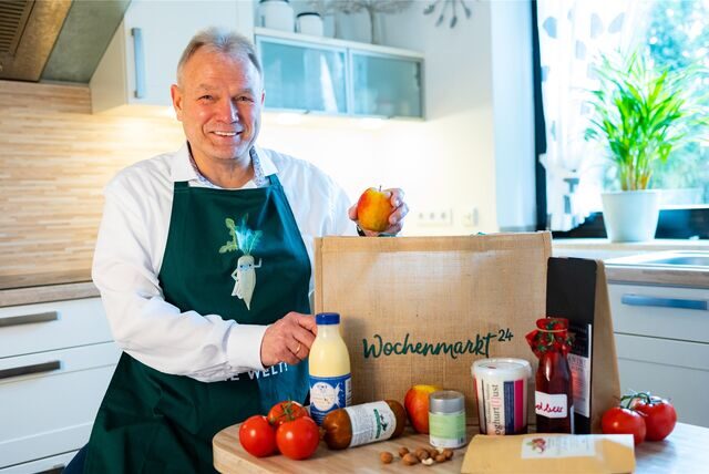 Der Dorstener Michael Spangenberg, Regionalleiter der Region Lippe/Ruhr bei Wochenmarkt24, mit einigen Produkten des Lieferdienstes. Die Plattform ist sehr erfolgreich gestartet.