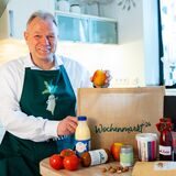Der Dorstener Michael Spangenberg, Regionalleiter der Region Lippe/Ruhr bei Wochenmarkt24, mit einigen Produkten des Lieferdienstes. Die Plattform ist sehr erfolgreich gestartet.