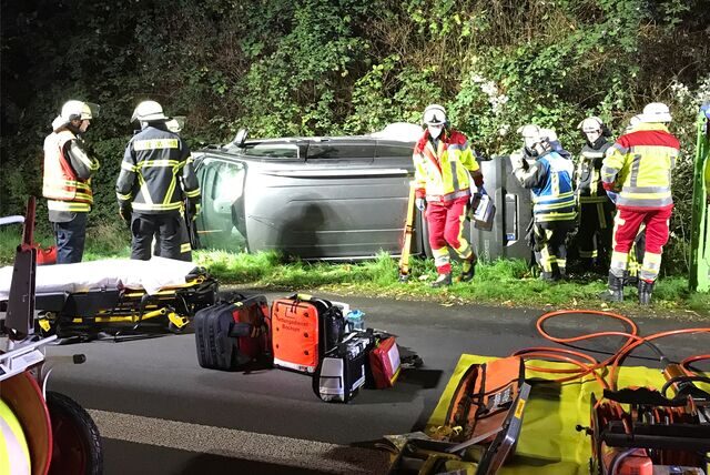 Das Fahrzeug eines Mannes aus Oer-Erkenschwick liegt am Fahrbahnrand der A43. Zahlreiche Rettungskräfte kümmern sich um den Schwerverletzten.