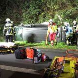 Das Fahrzeug eines Mannes aus Oer-Erkenschwick liegt am Fahrbahnrand der A43. Zahlreiche Rettungskräfte kümmern sich um den Schwerverletzten.