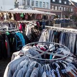 Kleiderständer auf dem Katharinen- und Nikolausmarkt in Dorsten