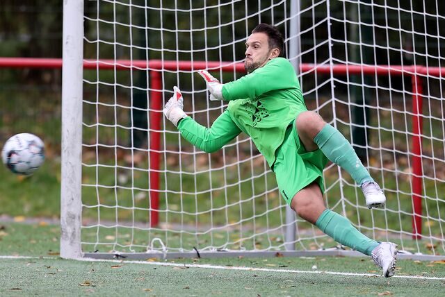 André Dante, Keeper des FC Castrop-Rauxel, hielt gegen die Spvg Schwerin einen Elfmeter und den ersten Nachschuss. Diese Szene und weitere Motive haben unsere Fotografen mitgebracht.