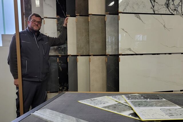 Christopher Homberg aus Oer-Erkenschwick zwischen einigen Materialproben zur Wand- und Bodengestaltung