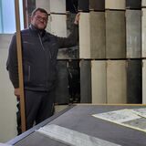 Christopher Homberg aus Oer-Erkenschwick zwischen einigen Materialproben zur Wand- und Bodengestaltung