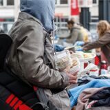 Freiwillige Helfer einer Bürgerinitiative verteilen Nahrungsmittel und Kleidung an Obdachlose und Bedürftige.