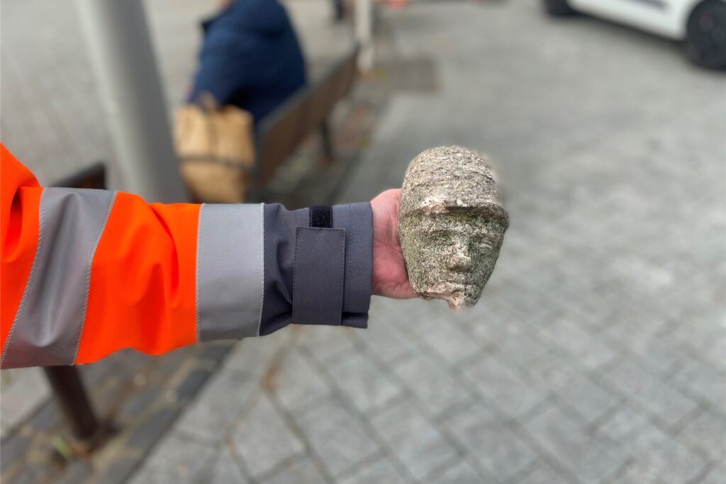 Der Kopf des Jockeys auf dem Reiterbrunnen in der Castroper Altstadt wurde bei Aufbauarbeiten des Weihnachtsmarktes von der Statue geschlagen.