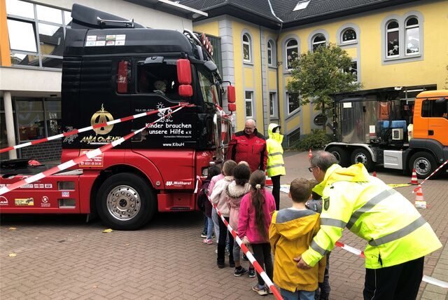 In den abgeflatterten Bereichen vor dem Lkw befindet sich der tote Winkel.