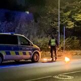 Ein Brandsatz landet vor einen Polizeifahrzeug am Westring