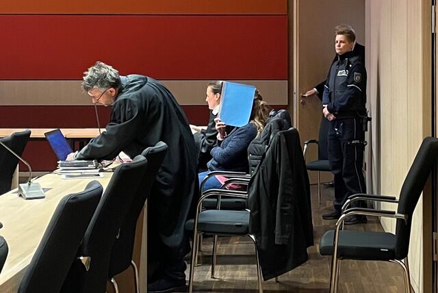 Die angeklagte Mutter aus Herne beim Prozessauftakt kurz vor Prozessbeginn.