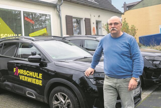 Fahrlehrer Andreas Verwiebe vor seiner Fahrschule in Oer-Erkenschwick. Die Durchfallquote bei theoretischen und praktischen Fahrprüfungen steigt auch in Oer-Erkenschwick.