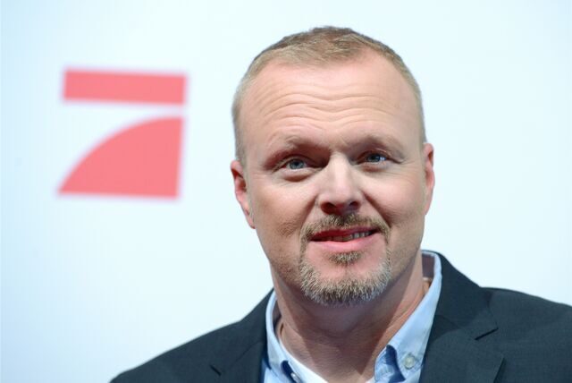 Stefan Raab vor einer Pressewand, im Hintergund sieht man das Prosieben -Sender Logo.