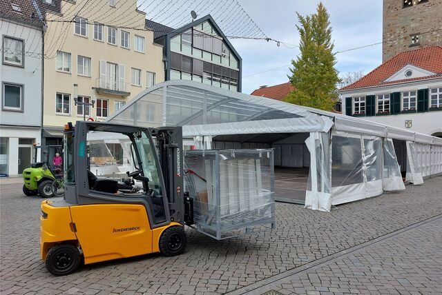Auf dem Marktplatz hat der Aufbau für den Winterzauber begonnen.