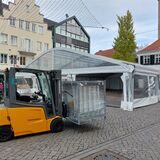 Auf dem Marktplatz hat der Aufbau für den Winterzauber begonnen.