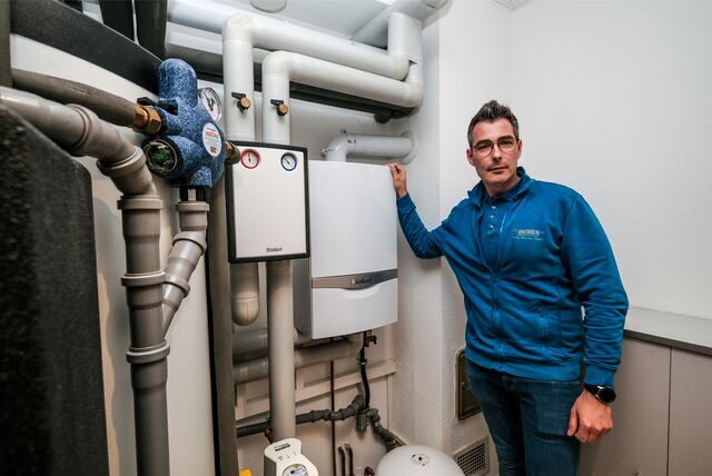 Carsten Böhning, Chef der Gebrüder Fischer GmbH in Oer-Erkenschwick, steht an technischen Geräten.