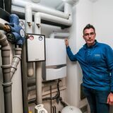 Carsten Böhning, Chef der Gebrüder Fischer GmbH in Oer-Erkenschwick, steht an technischen Geräten.