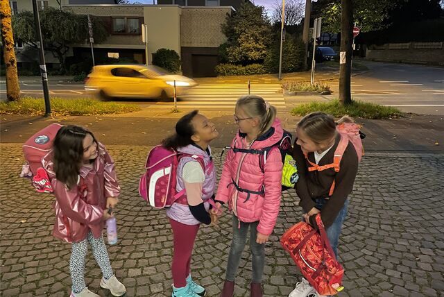 Kinder am Zebrastreifen an der Bochumer Straße