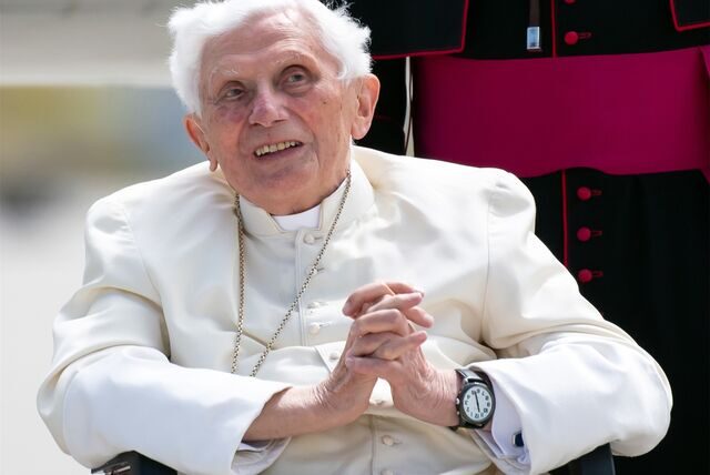 Der emeritierte Papst Benedikt XVI. mit gefalteten Händen
