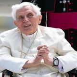 Der emeritierte Papst Benedikt XVI. mit gefalteten Händen