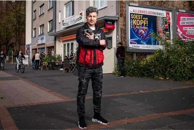 Lottogewinner Kürsat Y. aus Dortmund steht auf der Schützenstraße.