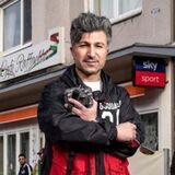 Lottogewinner Kürsat Y. aus Dortmund steht auf der Schützenstraße.