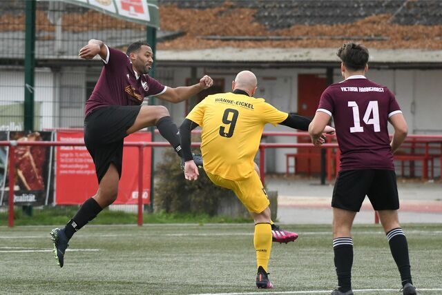 Hängen im Tabellenkeller der Kreisliga A fest: die SG Victoria/Sportfreunde (rote Hemden) und der DSC Wanne II (gelbe Hemden). Der DSC ist Schlusslicht. Was zum Vorteil für Wacker Obercastrop II in der Kreisliga B werden kann.