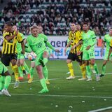 Karim Adeyemi im Zweikampf mit Sebastiaan Bornauw.