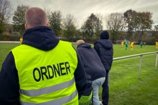 Kreisliga-Fußball unter Aufsicht: Gastgebende Vereine müssen bei Seniorenspielen im Fußballkreis Recklinghausen künftig zwei Ordner aufbieten. Grün-Weiß Erkenschwick (Foto) macht’s schon vor.