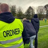Kreisliga-Fußball unter Aufsicht: Gastgebende Vereine müssen bei Seniorenspielen im Fußballkreis Recklinghausen künftig zwei Ordner aufbieten. Grün-Weiß Erkenschwick (Foto) macht’s schon vor.