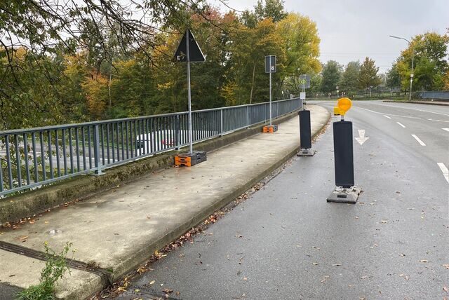 Von dieser Autobahnbrücke im Dortmunder Westen warfen Unbekannte mehrfach Gegenstände auf die Fahrbahn. Nur durch Glück wurde dabei niemand schwerer verletzt. Eine Mordkommission ermittelt.