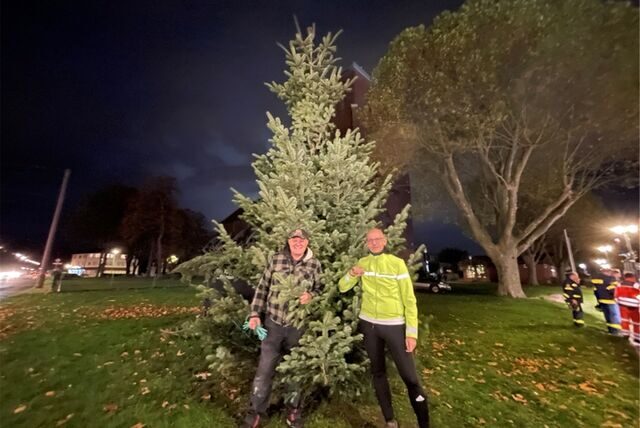 Uwe Frisch und Marc Frese von „Mein Ickern“ stehen vor dem neu aufgestellten Weihnachtsbaum am Ickerner Marktplatz.