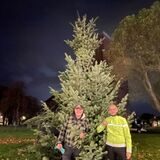 Uwe Frisch und Marc Frese von „Mein Ickern“ stehen vor dem neu aufgestellten Weihnachtsbaum am Ickerner Marktplatz.