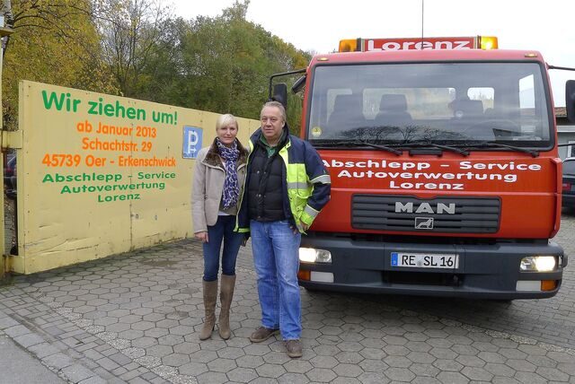 Petra und Siegfried Lorenz stehen in Oer-Erkenschwick vor einem Fahrzeug ihres Abschleppunternehmens.