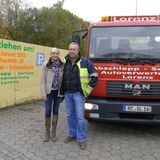 Petra und Siegfried Lorenz stehen in Oer-Erkenschwick vor einem Fahrzeug ihres Abschleppunternehmens.