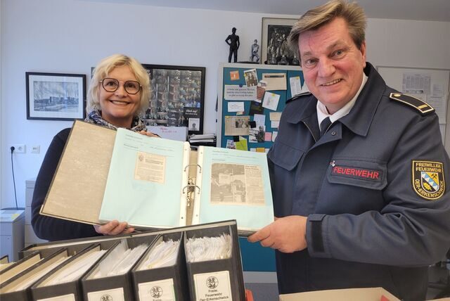 Die Leiterin des Oer-Erkenschwicker Stadtarchivs, Bettina Lehnert, und Feuerwehr-Chef Gerd Pokorny in den Archivräumen.