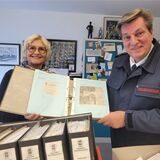 Die Leiterin des Oer-Erkenschwicker Stadtarchivs, Bettina Lehnert, und Feuerwehr-Chef Gerd Pokorny in den Archivräumen.