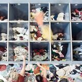 Zwei Frauen sortieren Altkleider