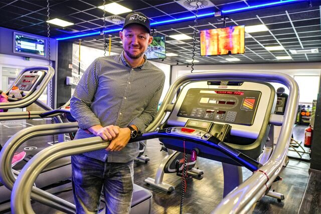 Gerrit Haug aus Recklinghausen steht auf einem Crosstrainer.
