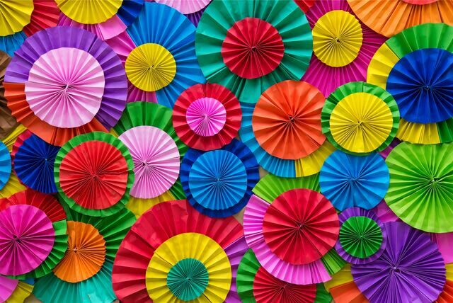 viele gefaltete bunte schirmchen von oben
